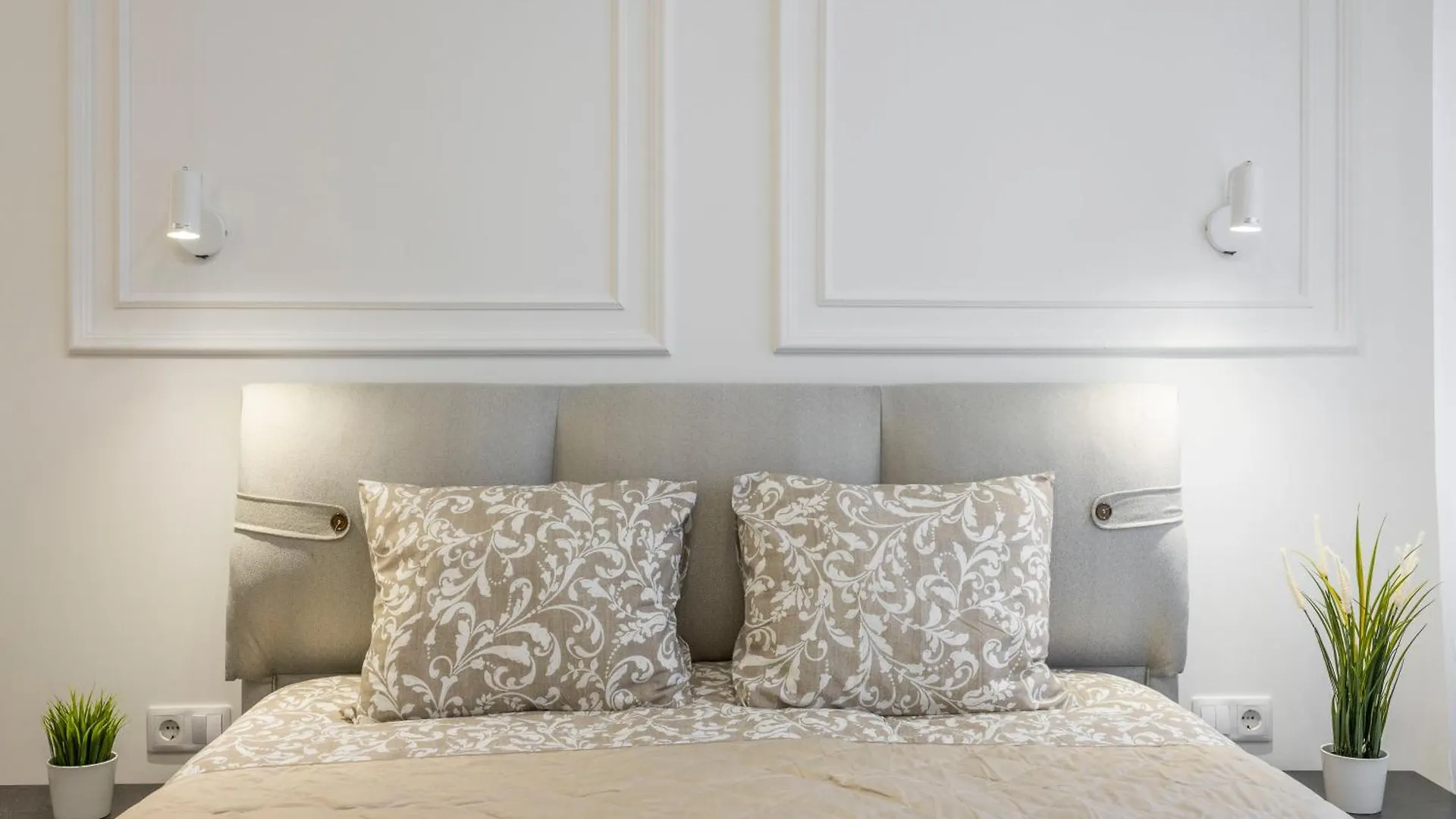 Luxurious Central 4Bedrm 3Bathrm Residence W/ Balcony Budapest 0*,  Hungary