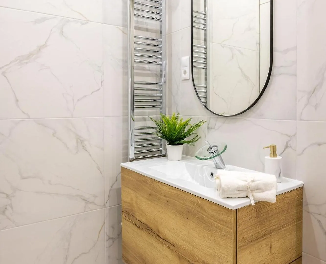 Luxurious Central 4Bedrm 3Bathrm Residence W/ Balcony Budapest