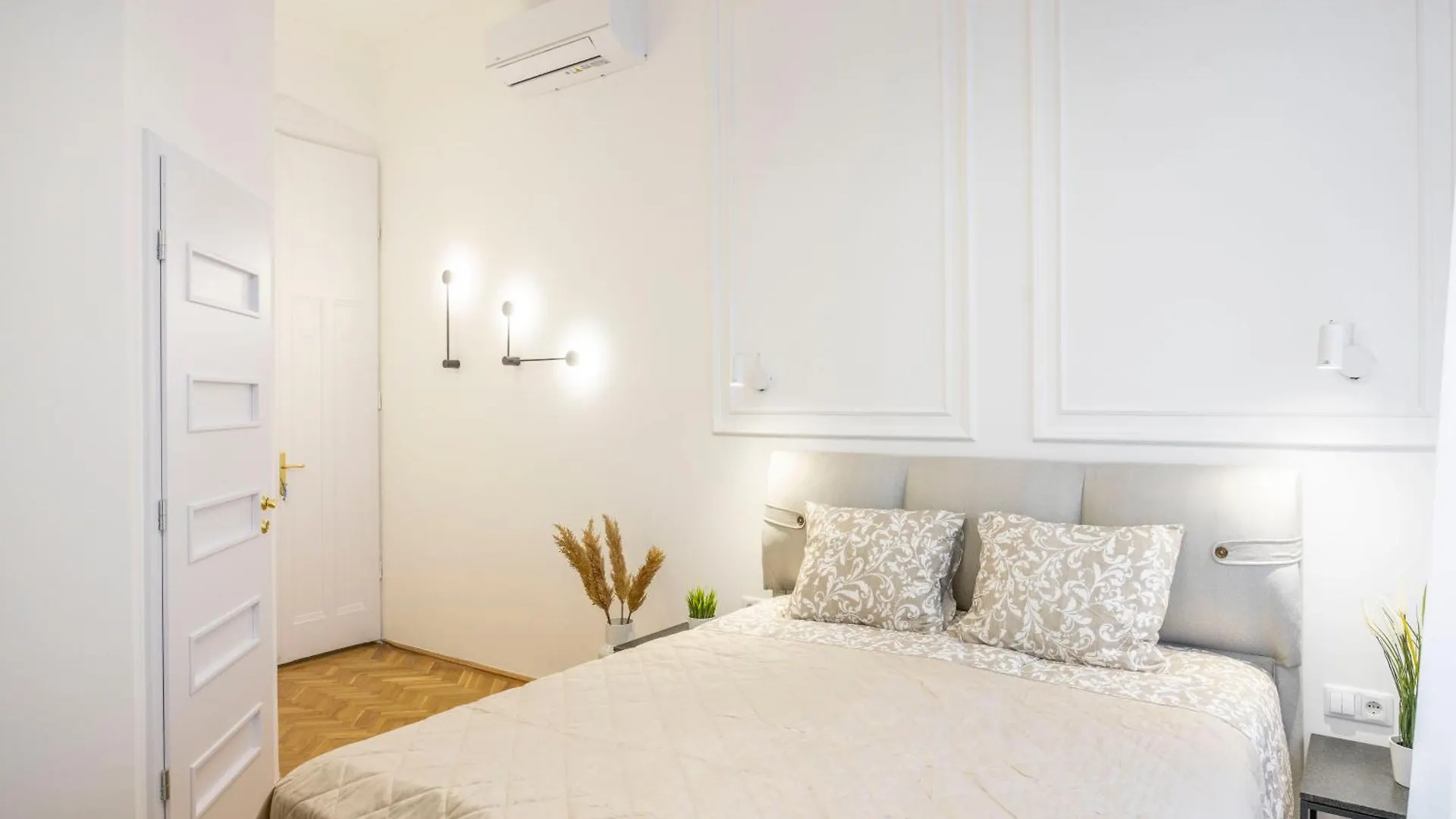Apartment Luxurious Central 4Bedrm 3Bathrm Residence W/ Balcony Budapest