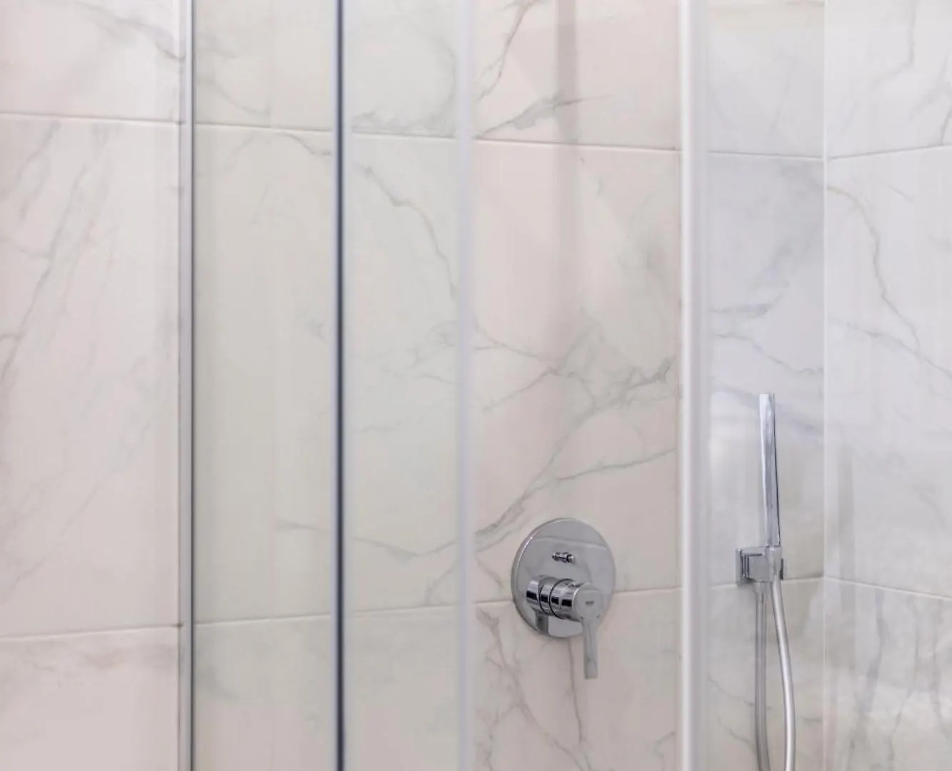 Luxurious Central 4Bedrm 3Bathrm Residence W/ Balcony Budapest Apartment