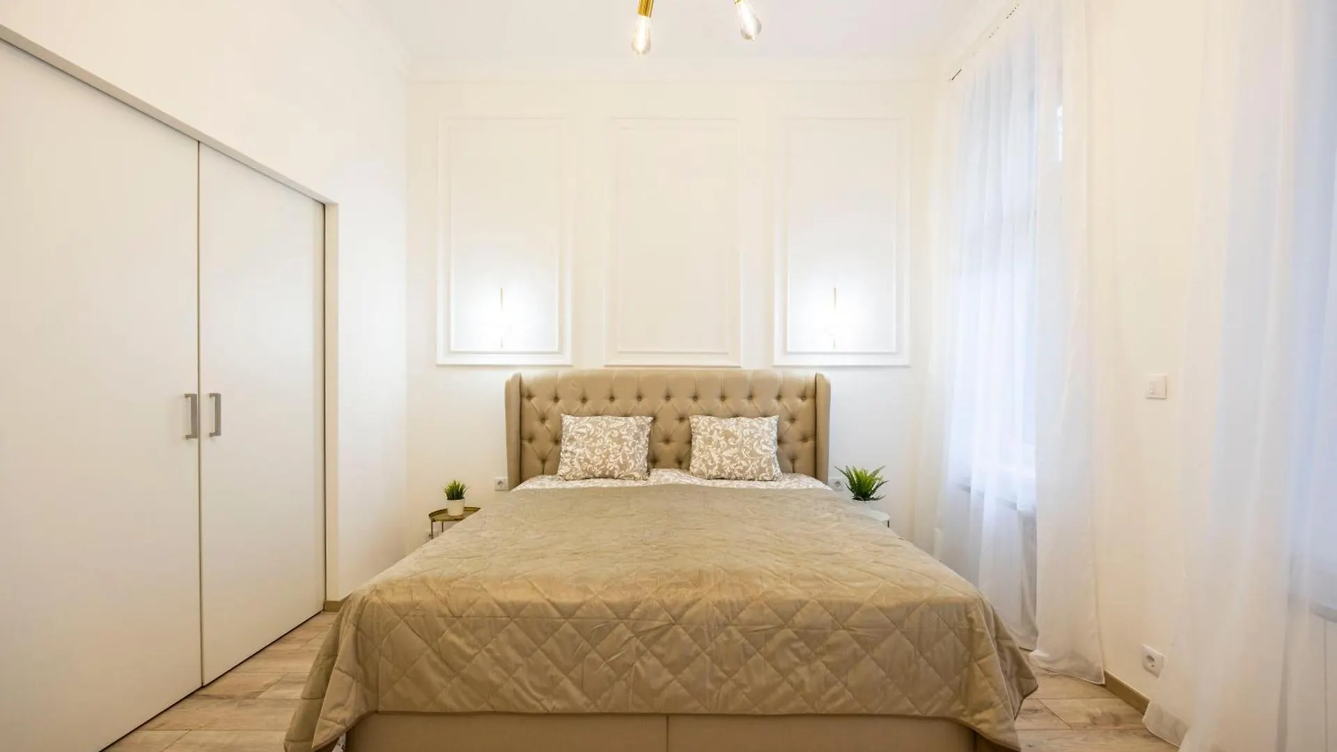 Luxurious Central 4Bedrm 3Bathrm Residence W/ Balcony Budapest 0*,