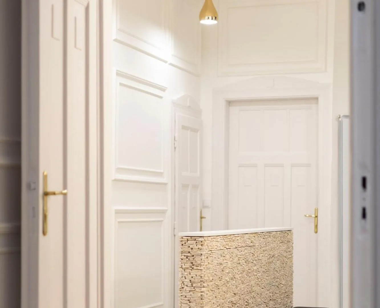 Luxurious Central 4Bedrm 3Bathrm Residence W/ Balcony Budapest Apartment