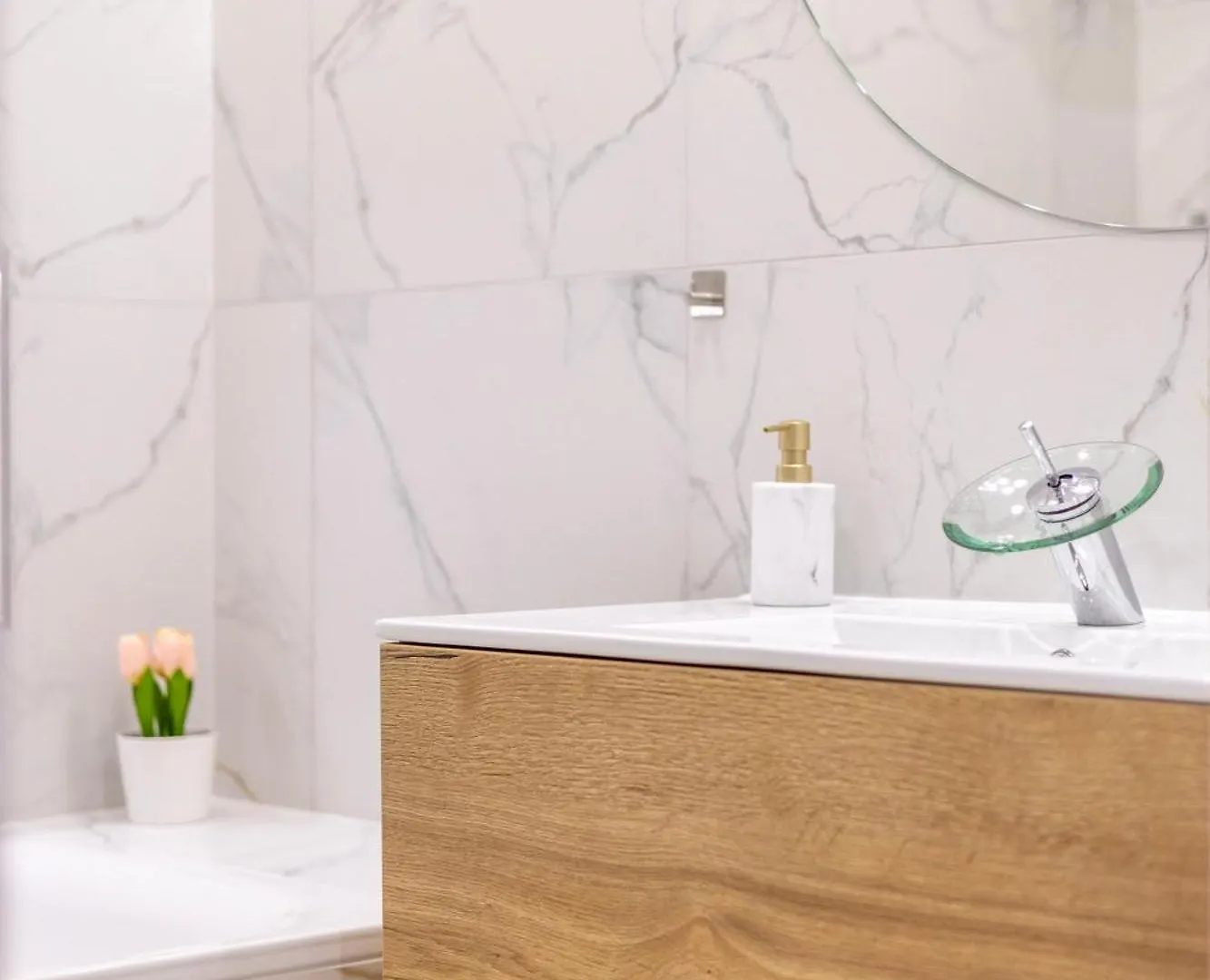 Luxurious Central 4Bedrm 3Bathrm Residence W/ Balcony Budapest Apartment