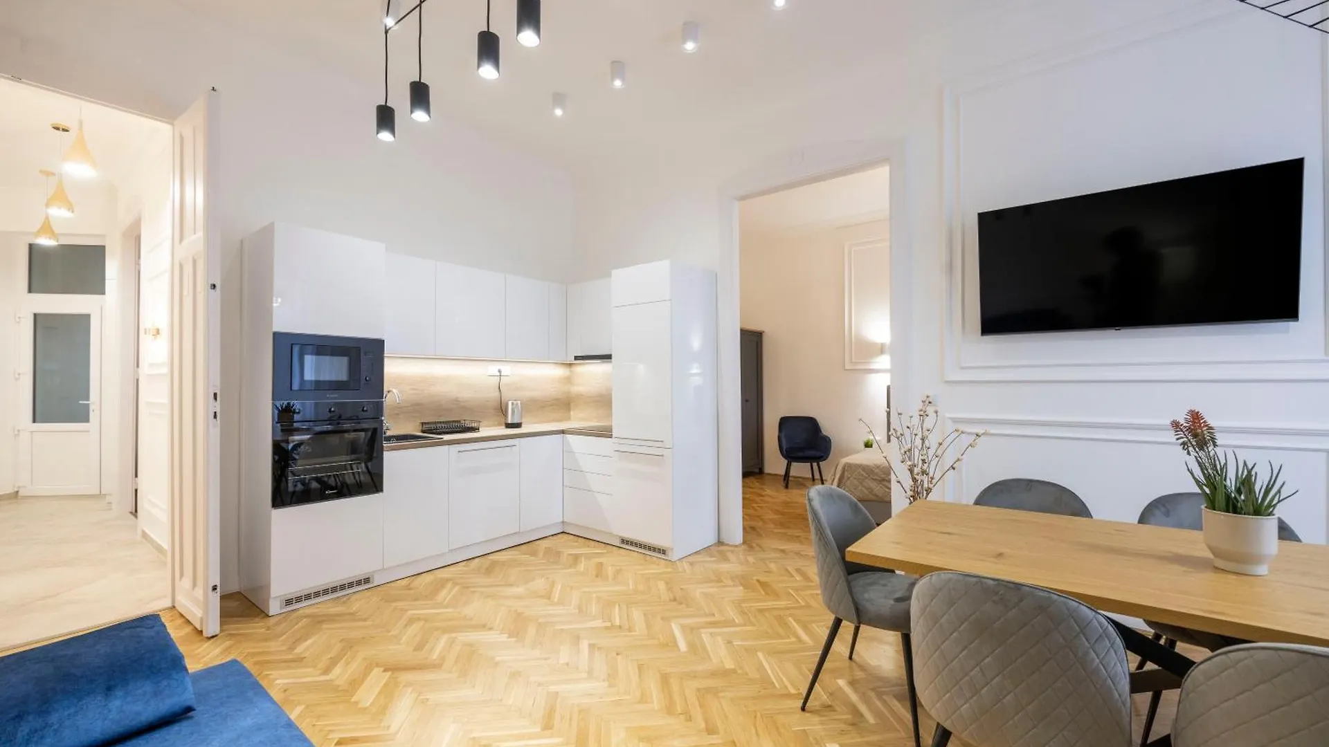 Luxurious Central 4Bedrm 3Bathrm Residence W/ Balcony Budapest