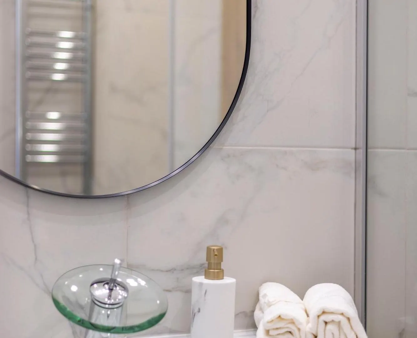Luxurious Central 4Bedrm 3Bathrm Residence W/ Balcony Budapest