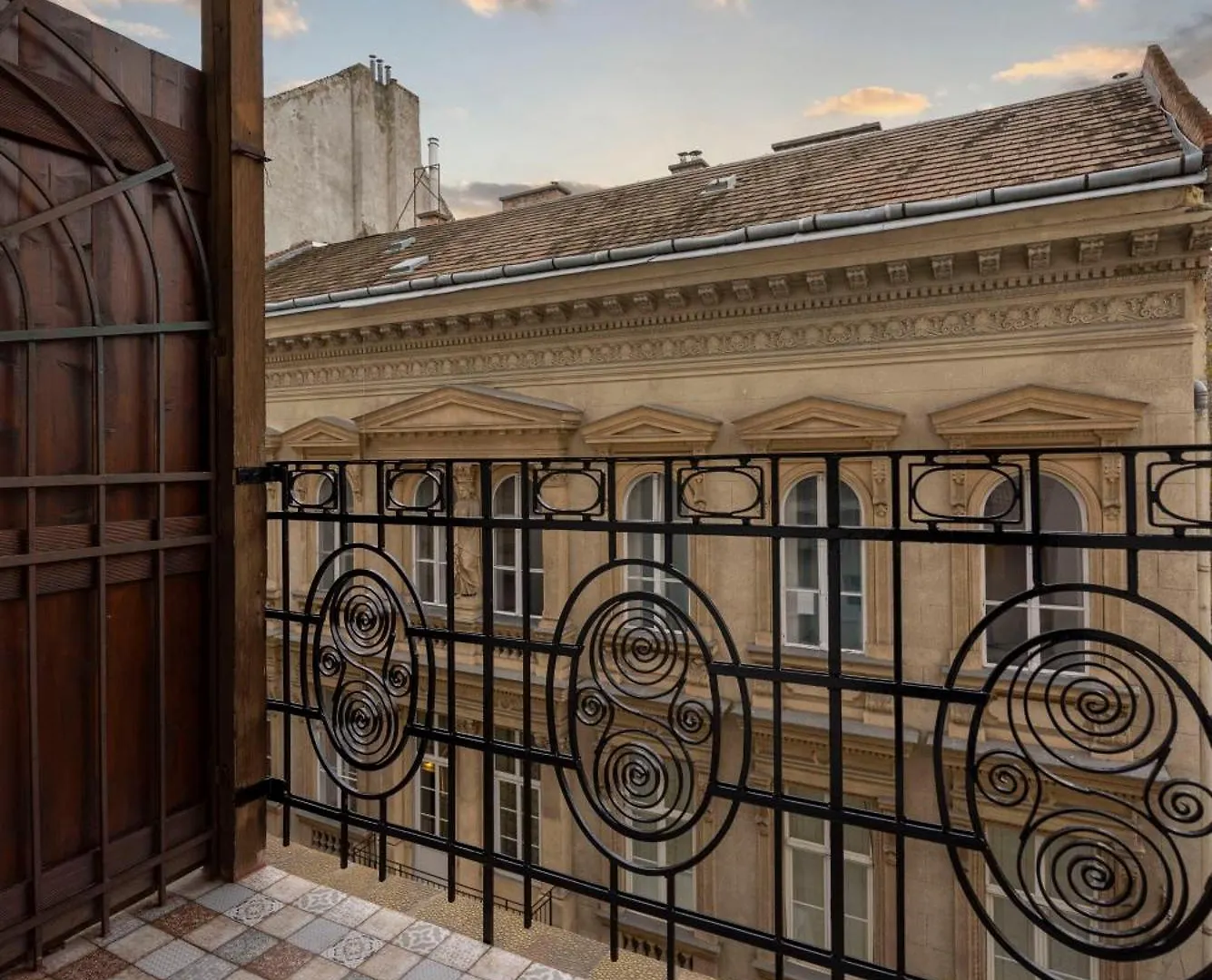 Luxurious Central 4Bedrm 3Bathrm Residence W/ Balcony Budapest Apartment