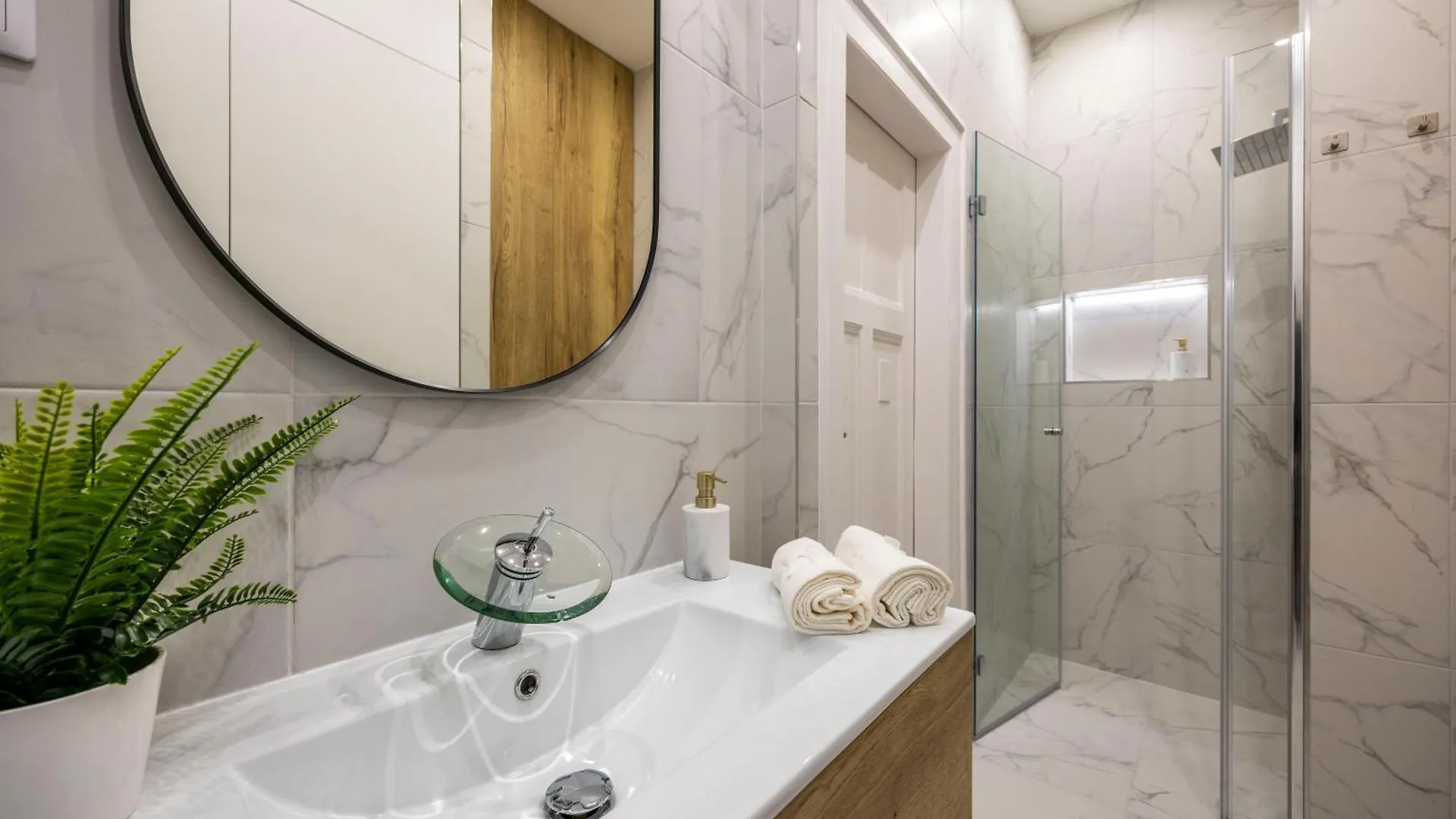 Luxurious Central 4Bedrm 3Bathrm Residence W/ Balcony Budapest 0*,