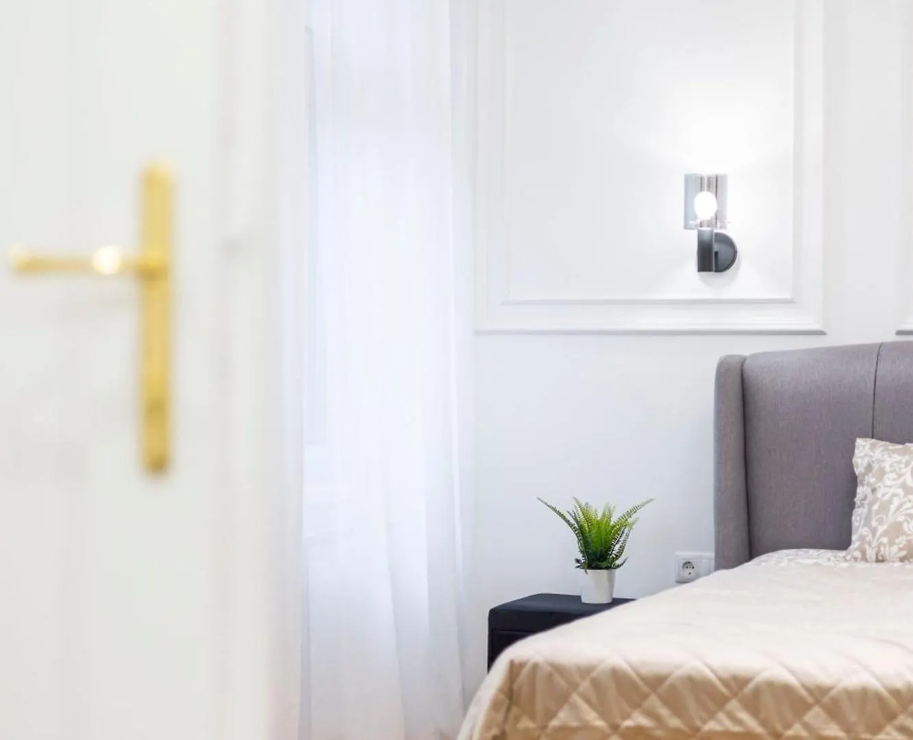 Luxurious Central 4Bedrm 3Bathrm Residence W/ Balcony Budapest Apartment