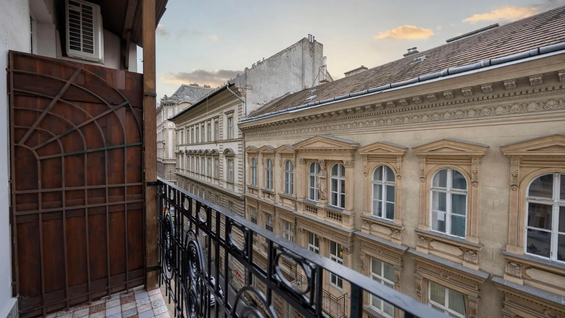 Luxurious Central 4Bedrm 3Bathrm Residence W/ Balcony Budapest Apartment