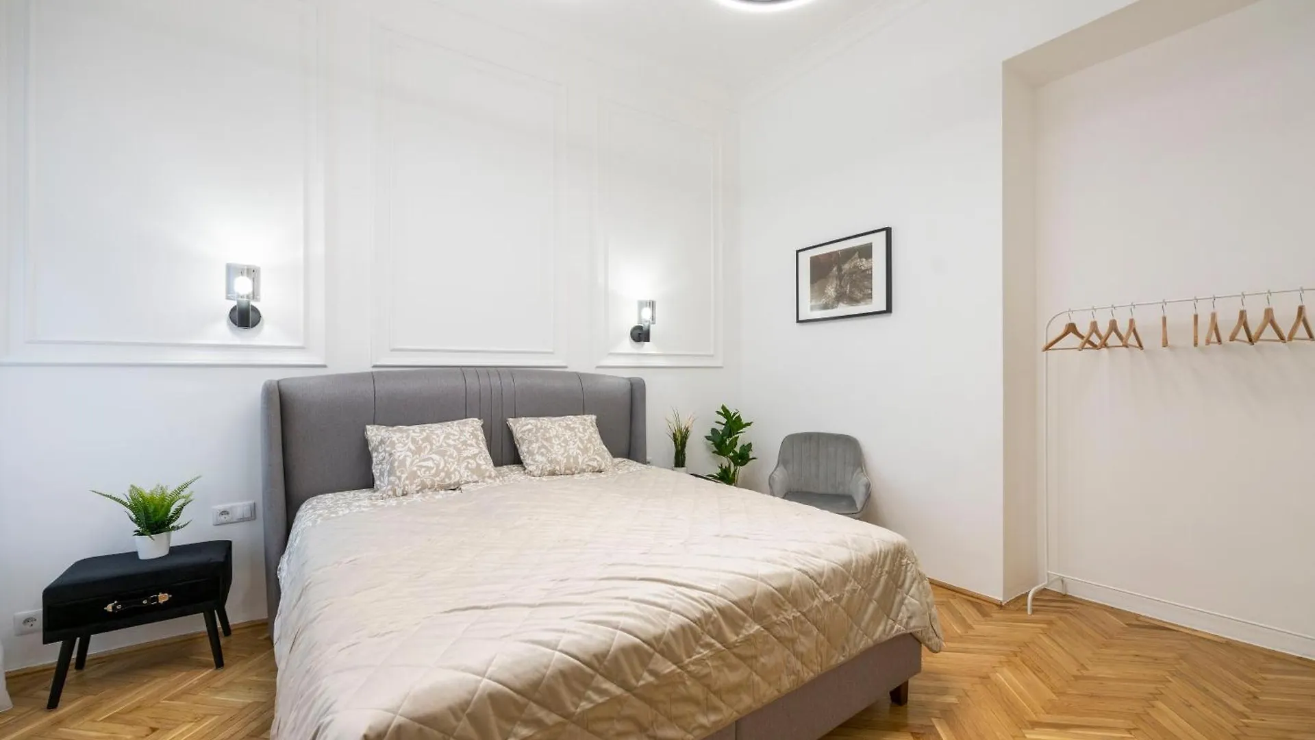 Apartment Luxurious Central 4Bedrm 3Bathrm Residence W/ Balcony Budapest