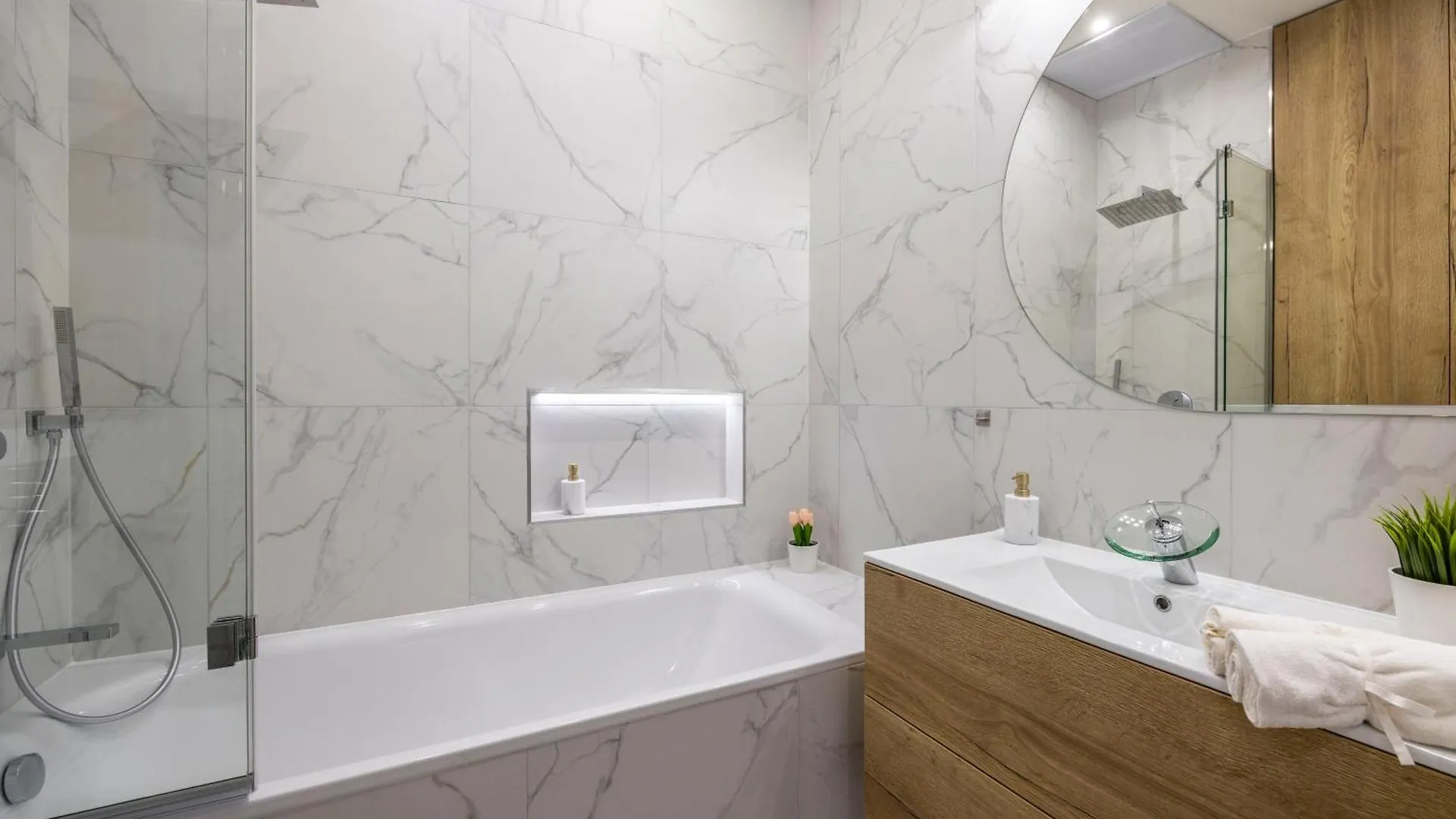 Luxurious Central 4Bedrm 3Bathrm Residence W/ Balcony Budapest 0*,  Hungary