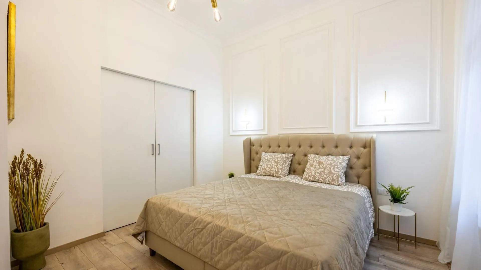 Luxurious Central 4Bedrm 3Bathrm Residence W/ Balcony Budapest Apartment
