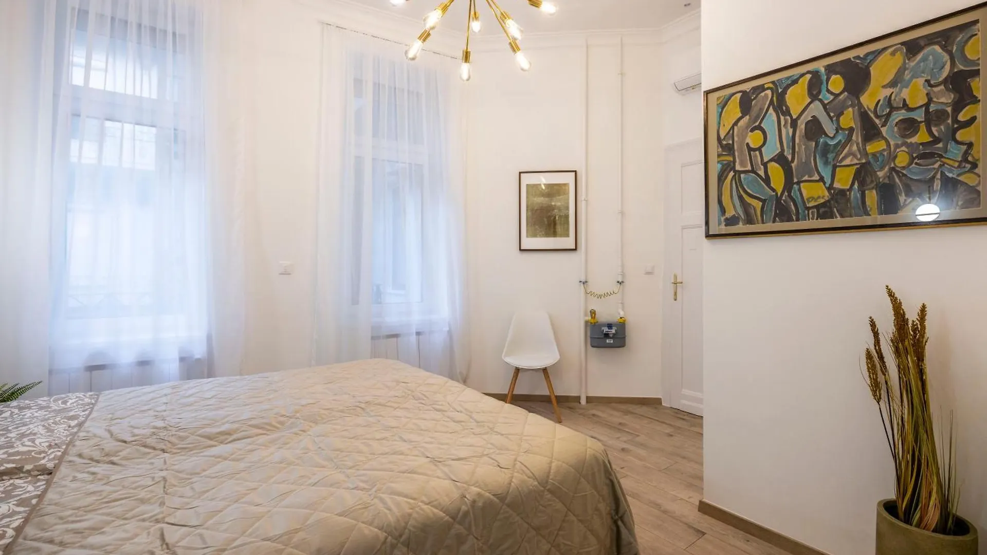 Luxurious Central 4Bedrm 3Bathrm Residence W/ Balcony Budapest 0*,  Hungary