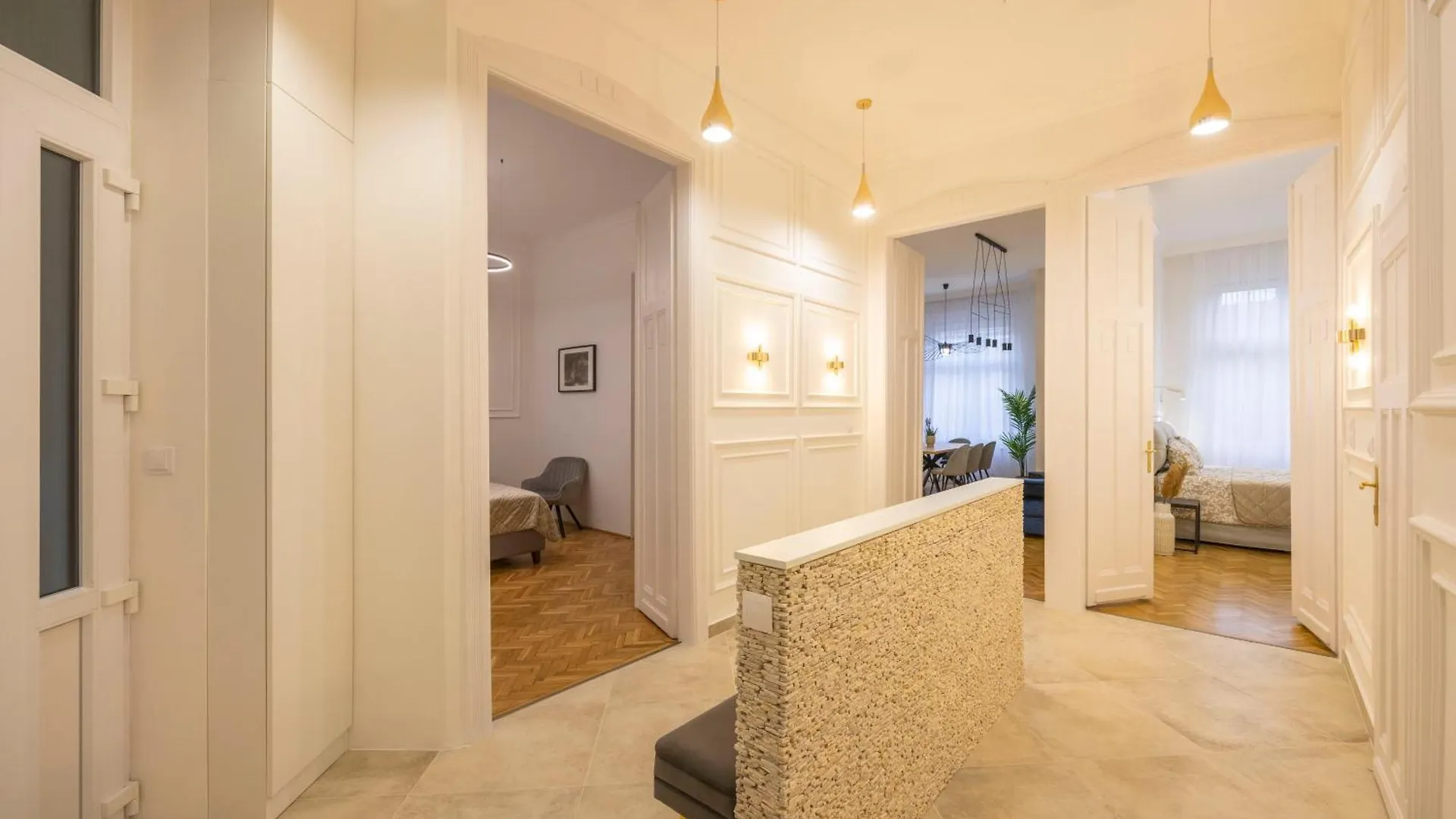 Luxurious Central 4Bedrm 3Bathrm Residence W/ Balcony Budapest Apartment